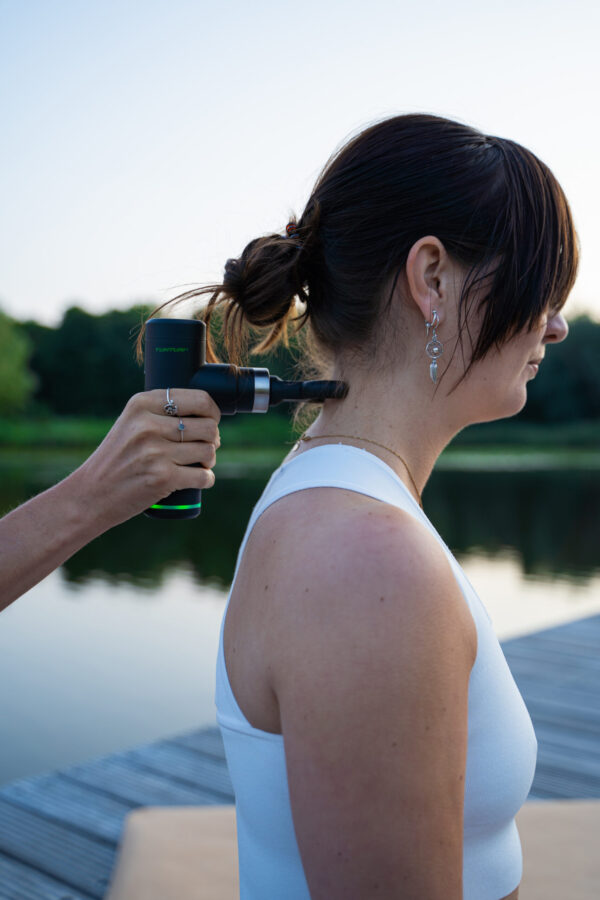 Massaazipustol-12-scaled-1 Massaažipüstol Tunturi MG30 Massage Gun Mini